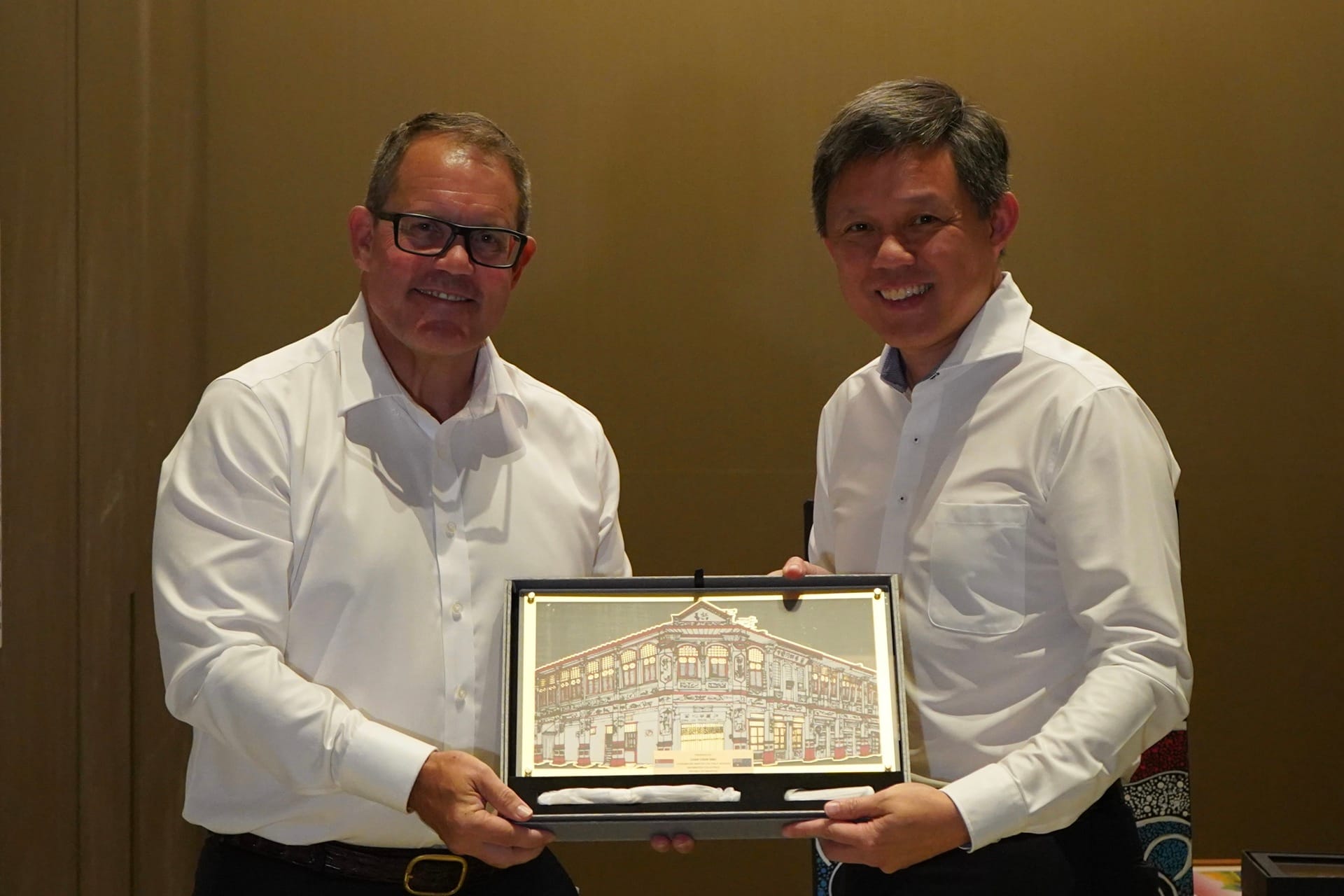 Mr Chan presented a gift to Mr Gosling during the Exercise Wallaby 2025 Appreciation Dinner.